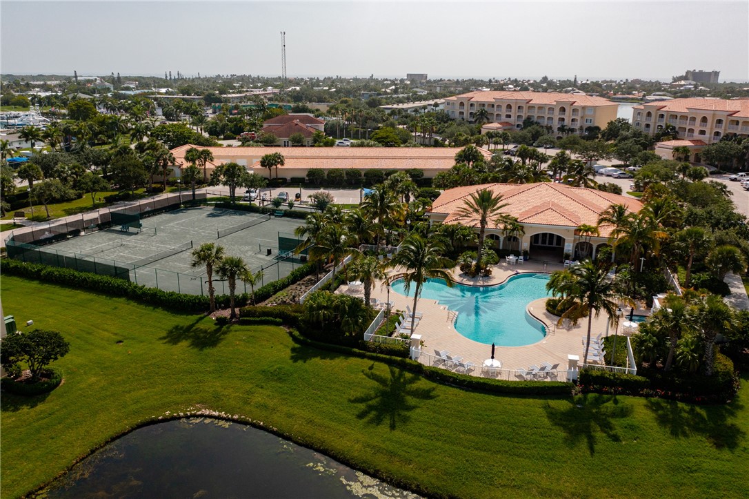 38 Harbour Isle Drive E 305