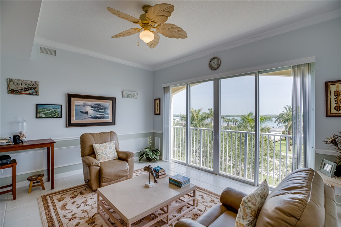 38 Harbour Isle Drive E 305