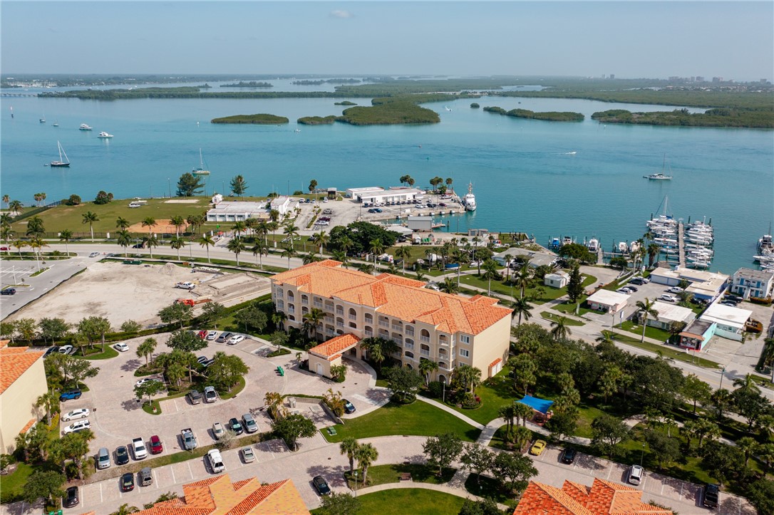 38 Harbour Isle Drive E 305