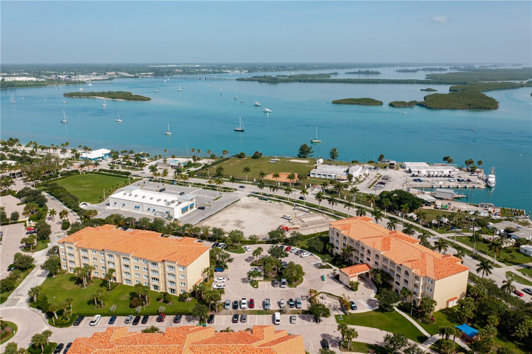 38 Harbour Isle Drive E 305