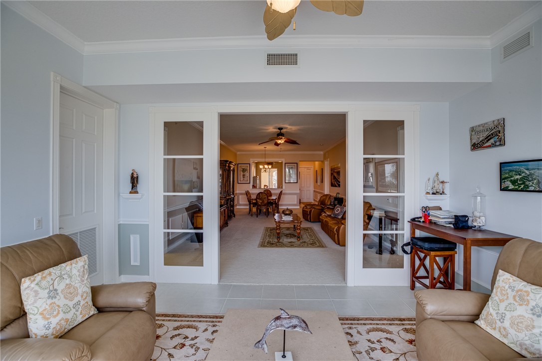 38 Harbour Isle Drive E 305