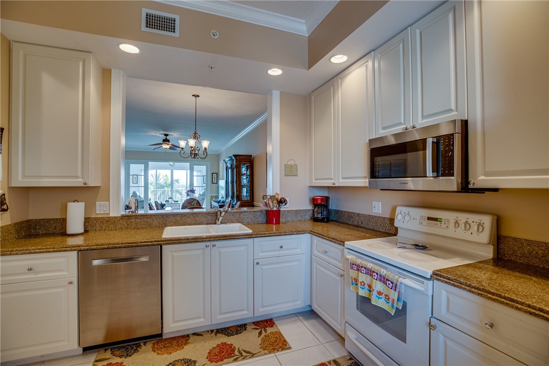 38 Harbour Isle Drive E 305