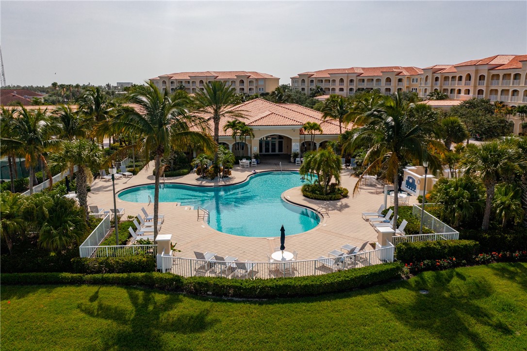 38 Harbour Isle Drive E 305