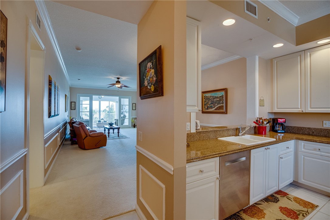 38 Harbour Isle Drive E 305