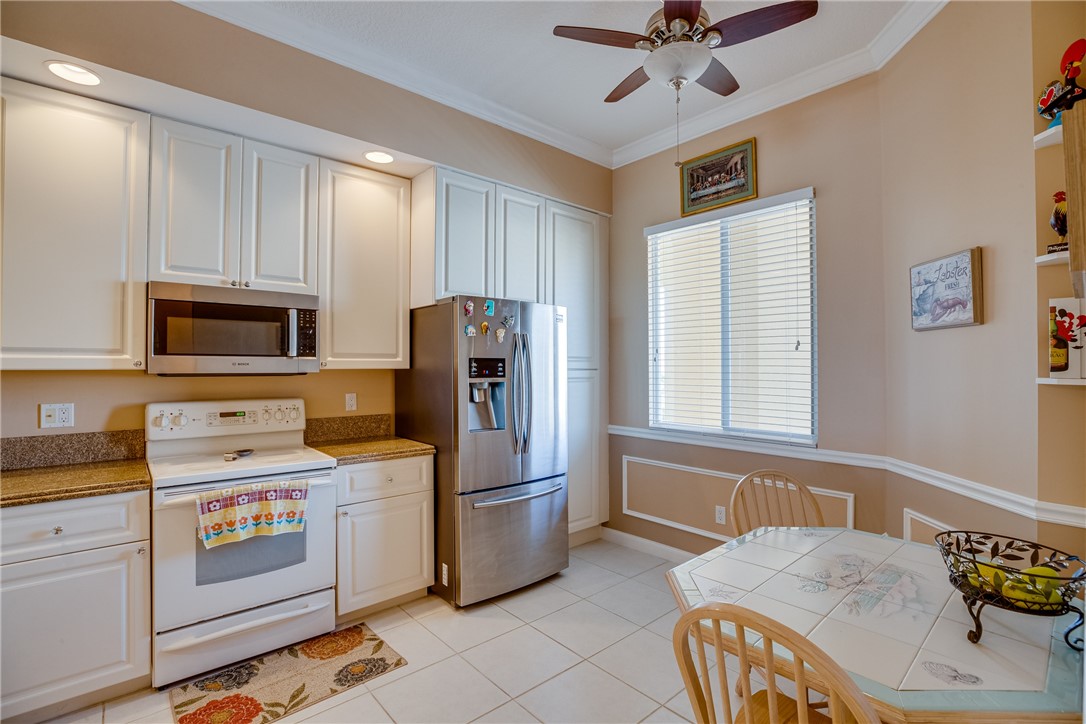 38 Harbour Isle Drive E 305