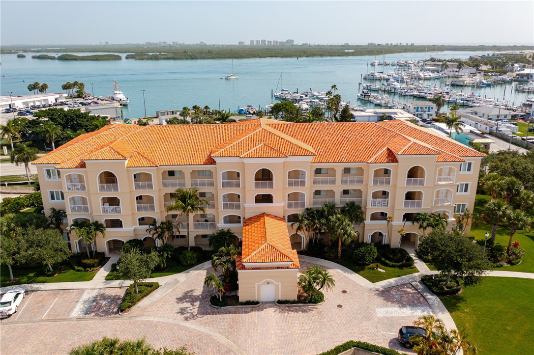 38 Harbour Isle Drive E 305