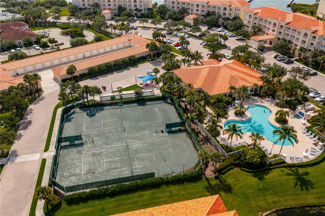 38 Harbour Isle Drive E 305
