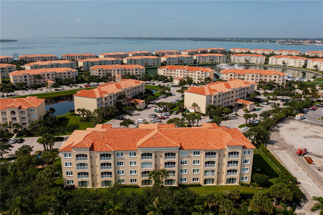 38 Harbour Isle Drive E 305