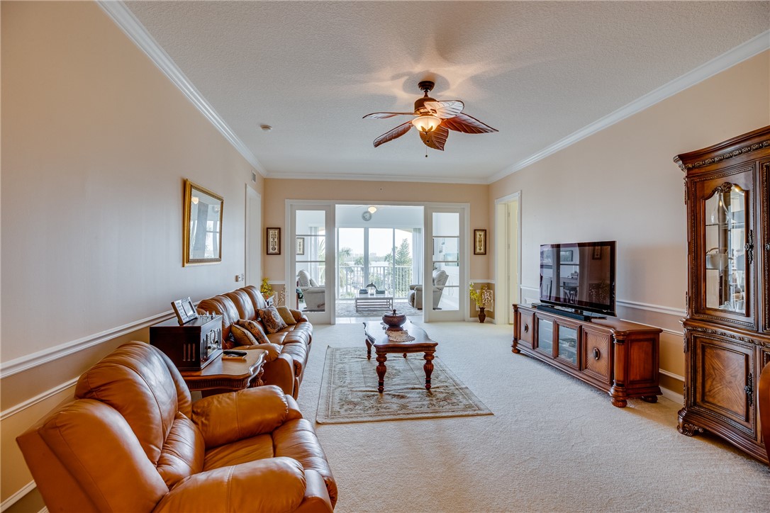38 Harbour Isle Drive E 305