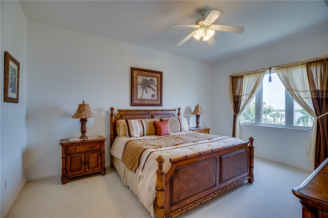 38 Harbour Isle Drive E 305