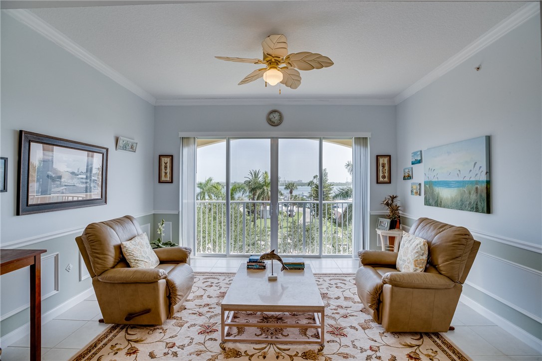 38 Harbour Isle Drive E 305