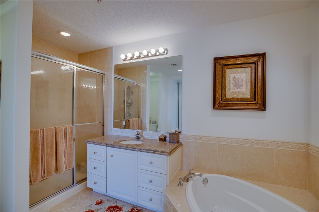 38 Harbour Isle Drive E 305