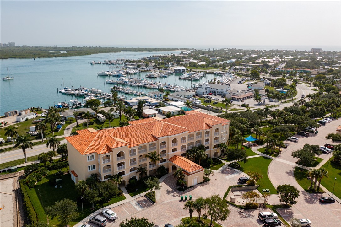 38 Harbour Isle Drive E 305