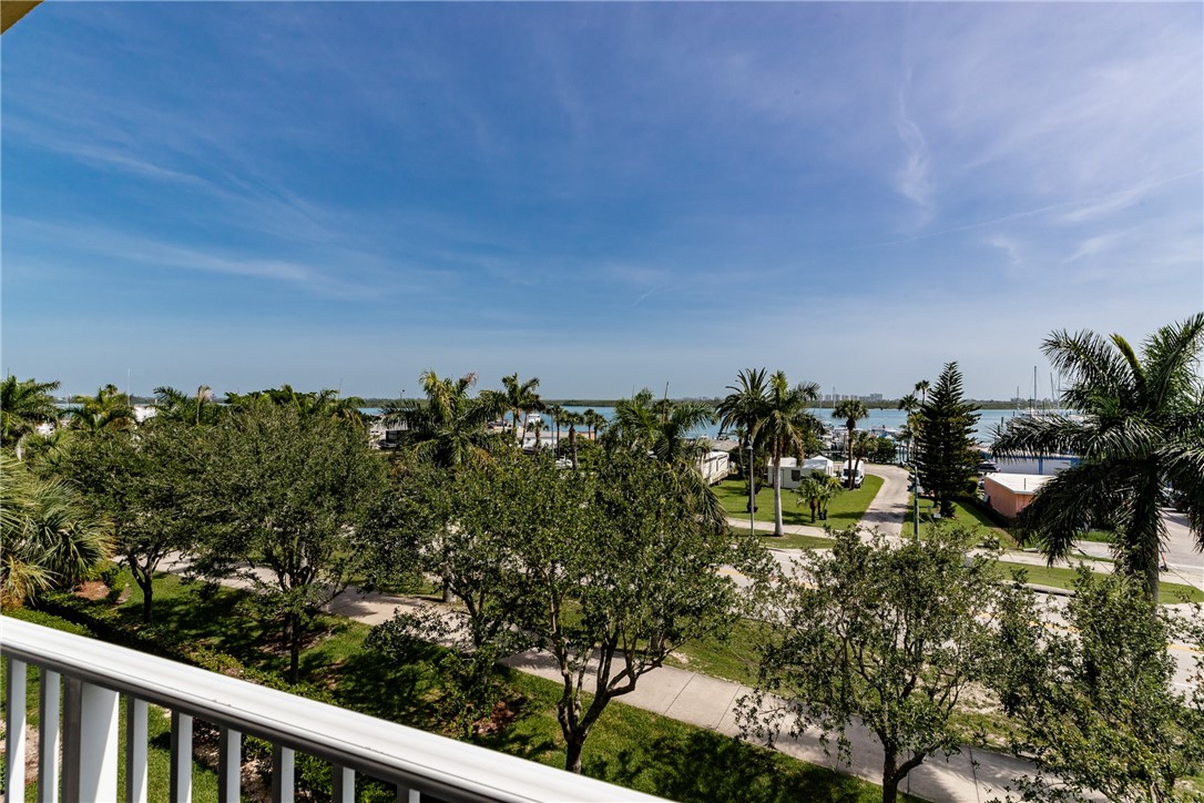 38 Harbour Isle Drive E 305