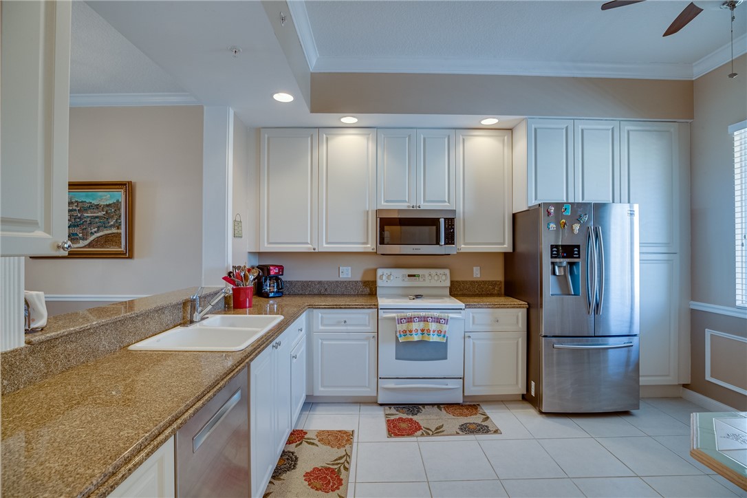 38 Harbour Isle Drive E 305