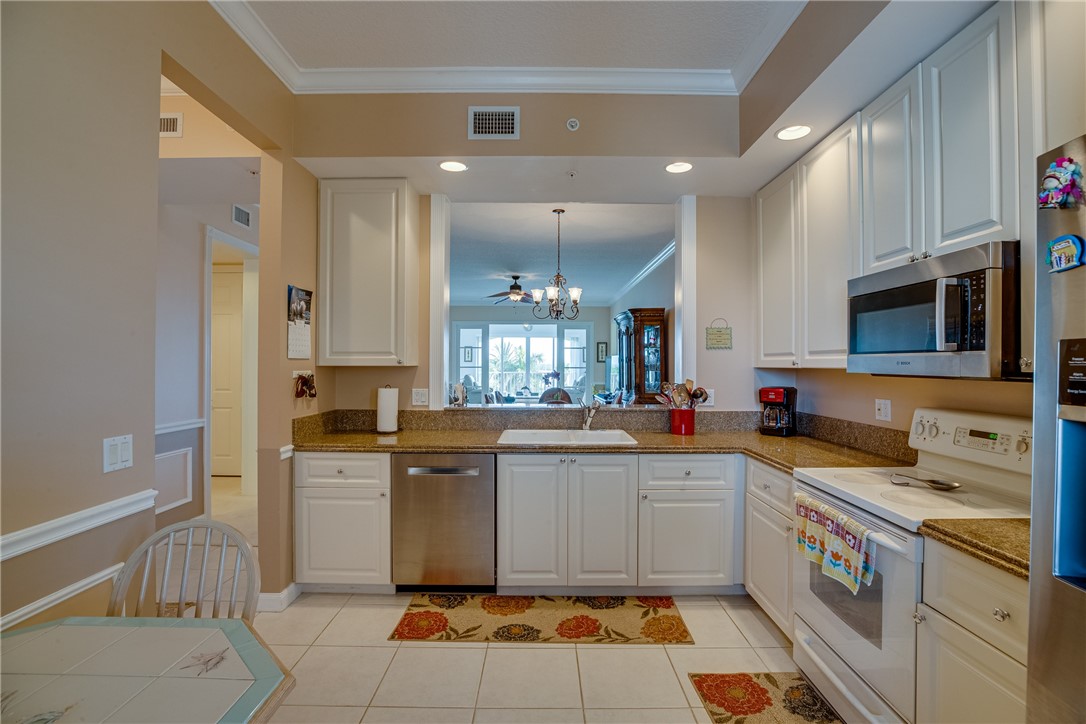 38 Harbour Isle Drive E 305