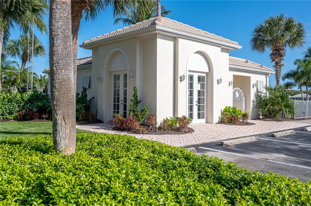1015 Island Club Place