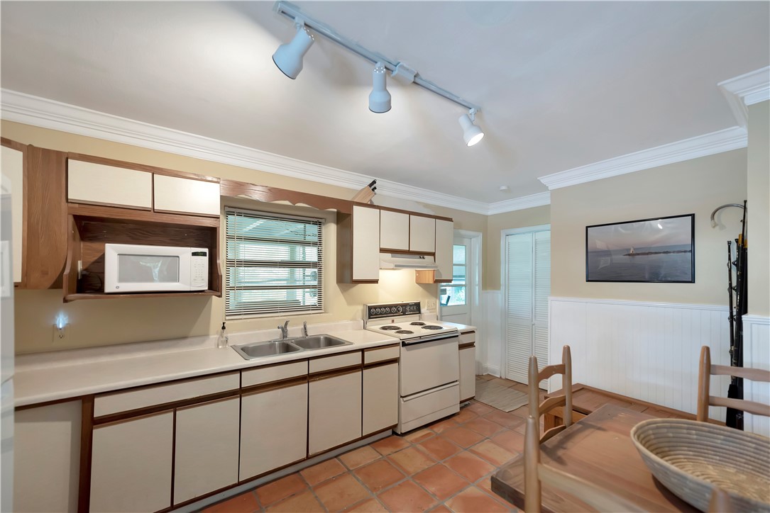 655 Acacia Road