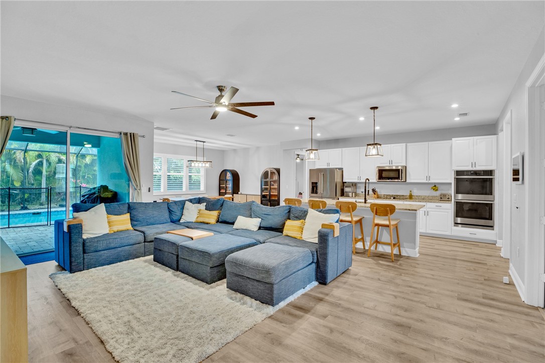 6213 Arcadia Square