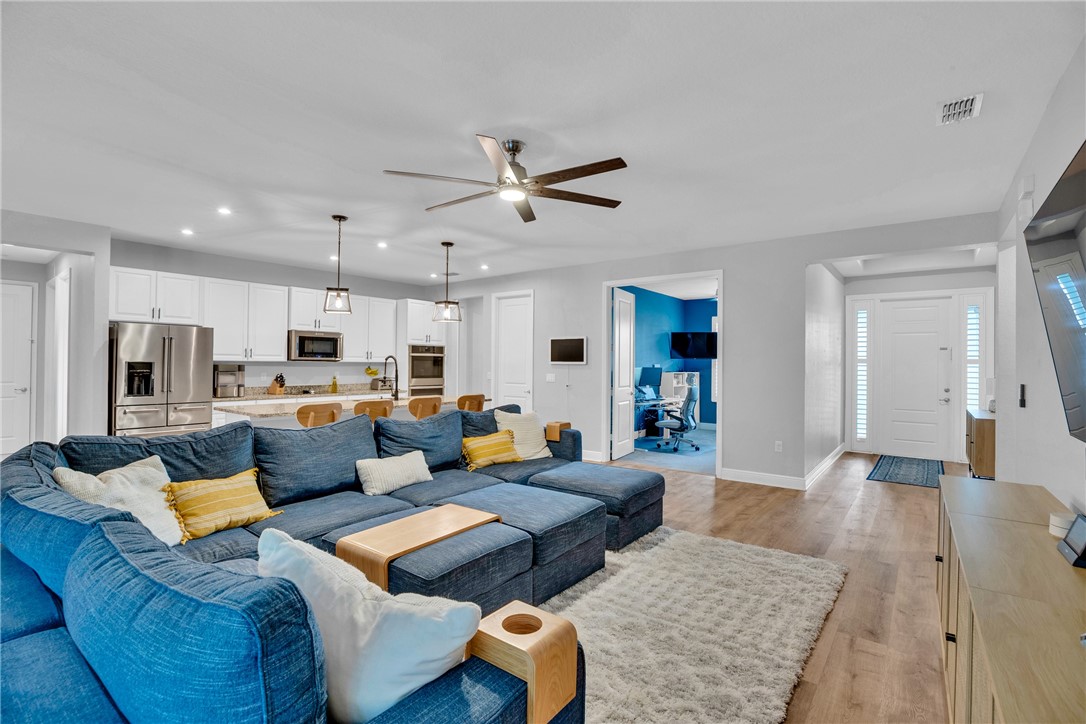 6213 Arcadia Square