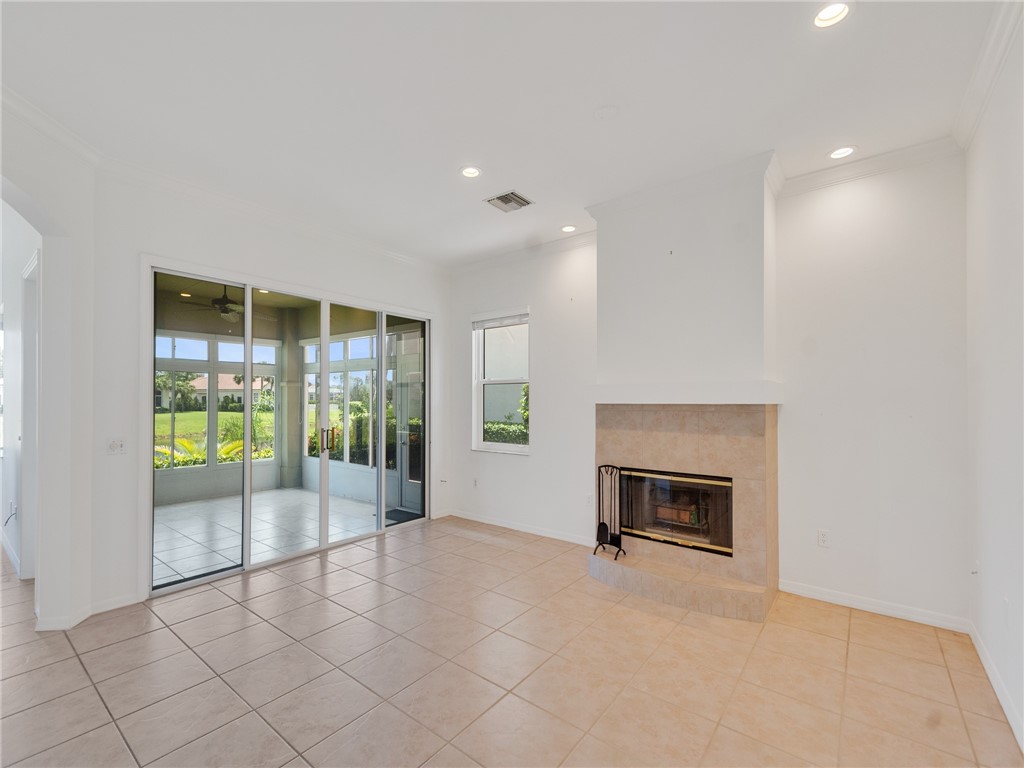 1733 Victoria Circle