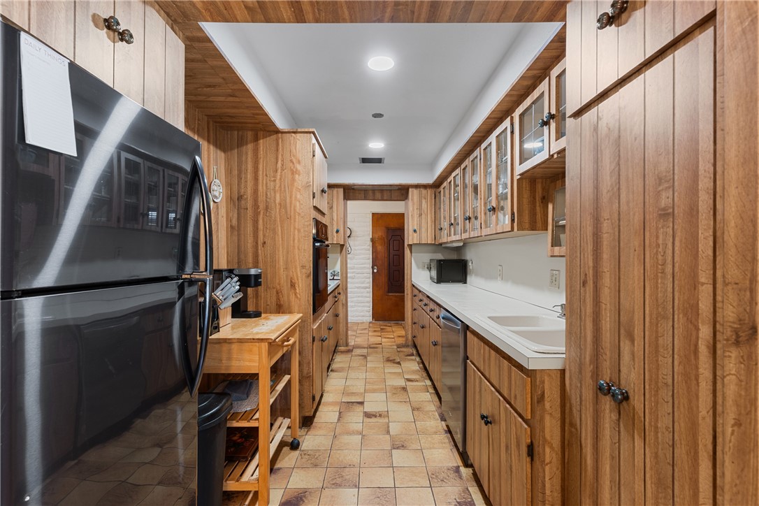 560 Acacia Road