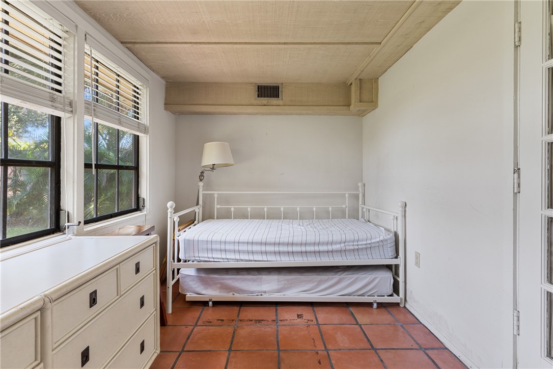 560 Acacia Road