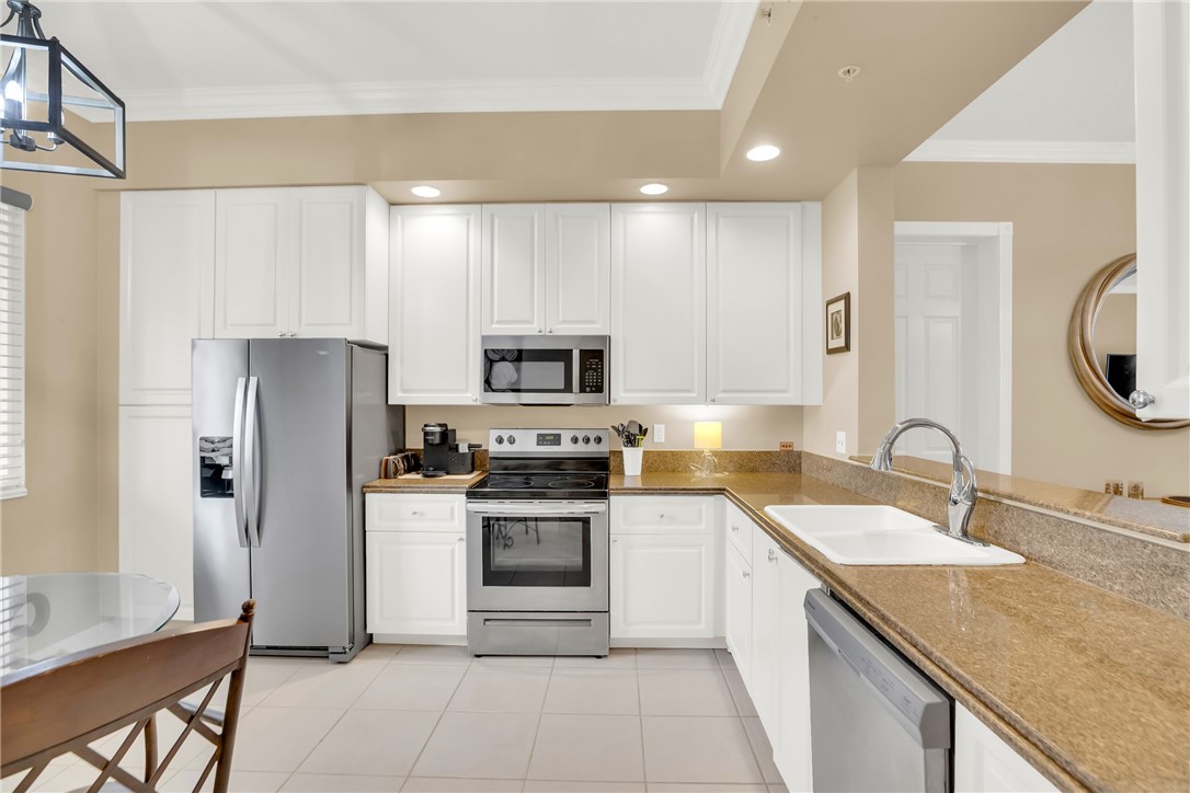 1 Harbour Isle Drive E 202
