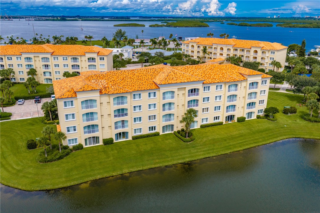 1 Harbour Isle Drive E 202
