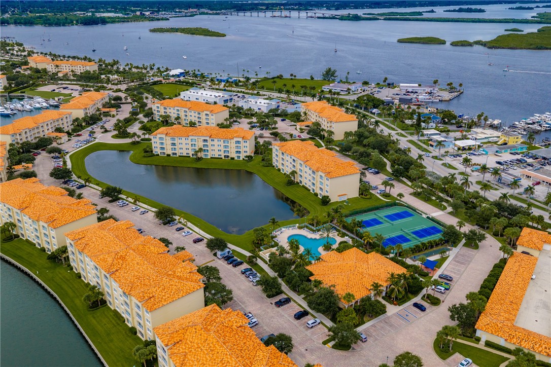 1 Harbour Isle Drive E 202