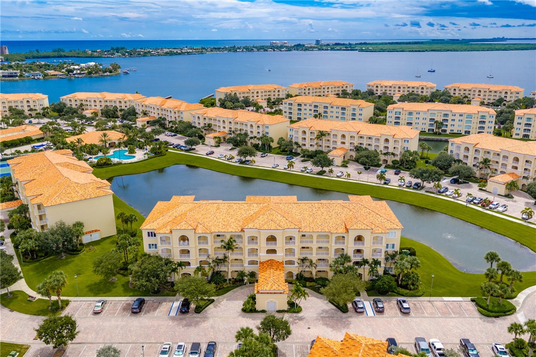 1 Harbour Isle Drive E 202