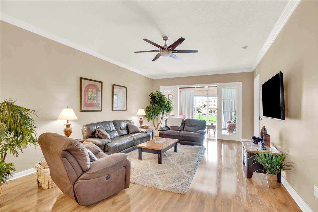 1 Harbour Isle Drive E 202