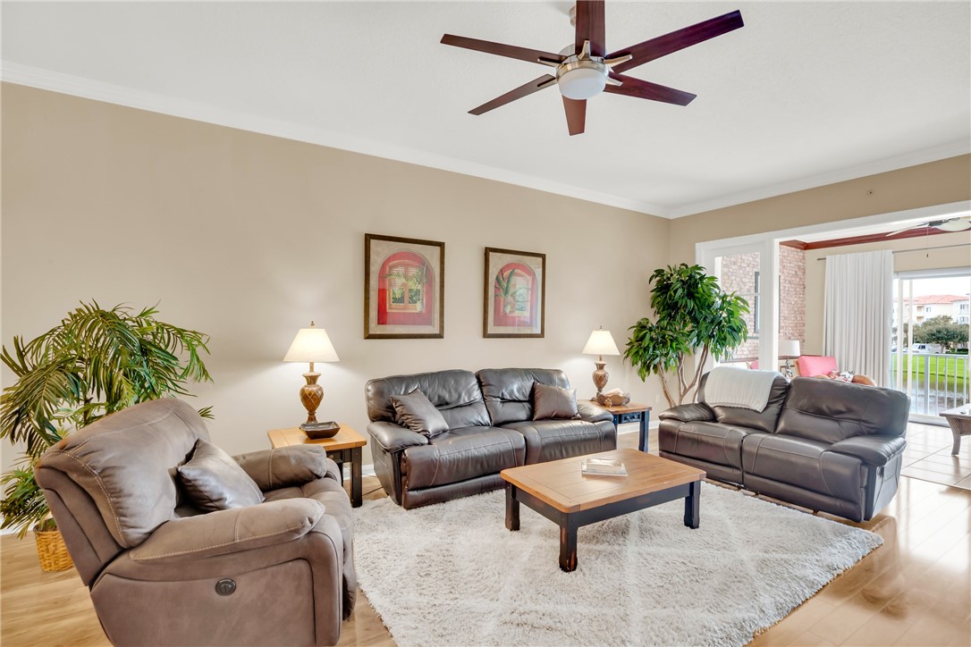 1 Harbour Isle Drive E 202