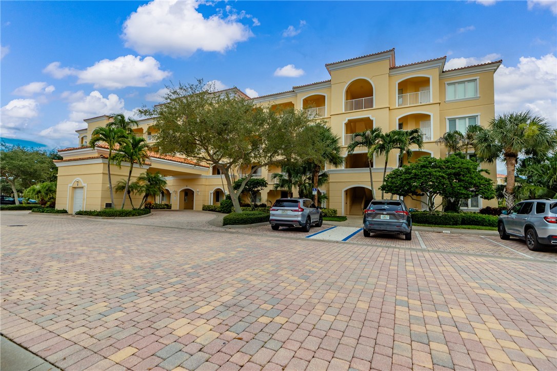 1 Harbour Isle Drive E 202