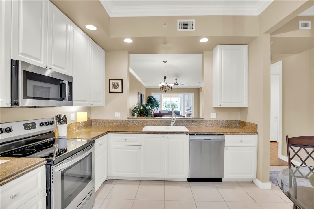 1 Harbour Isle Drive E 202