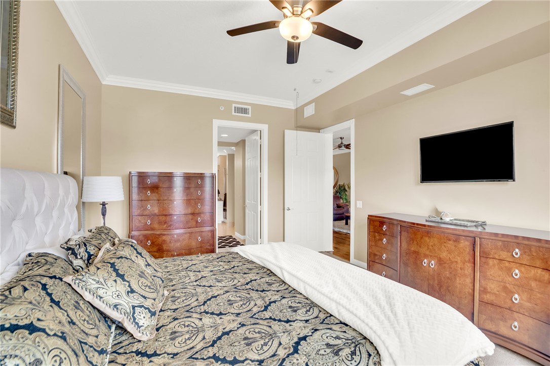 1 Harbour Isle Drive E 202