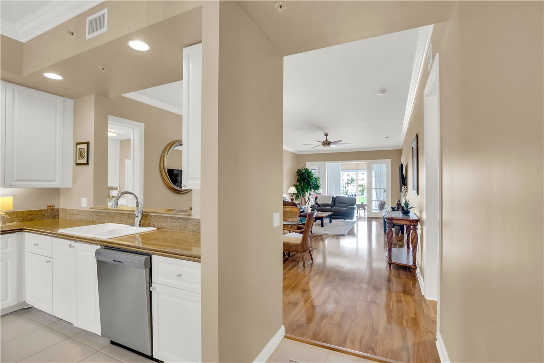 1 Harbour Isle Drive E 202
