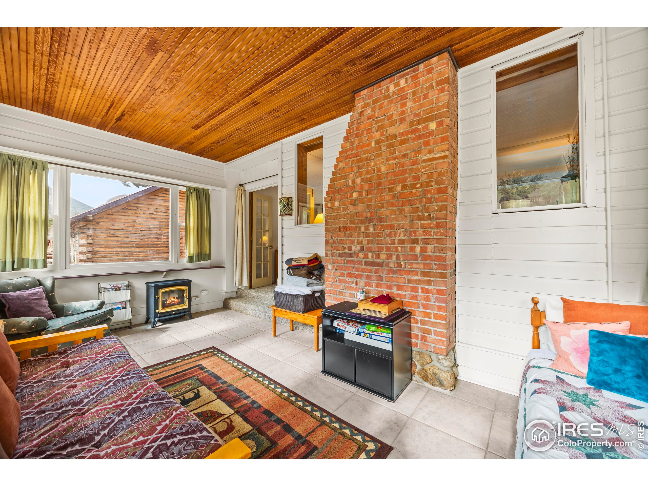 1575 Lower Broadview Rd