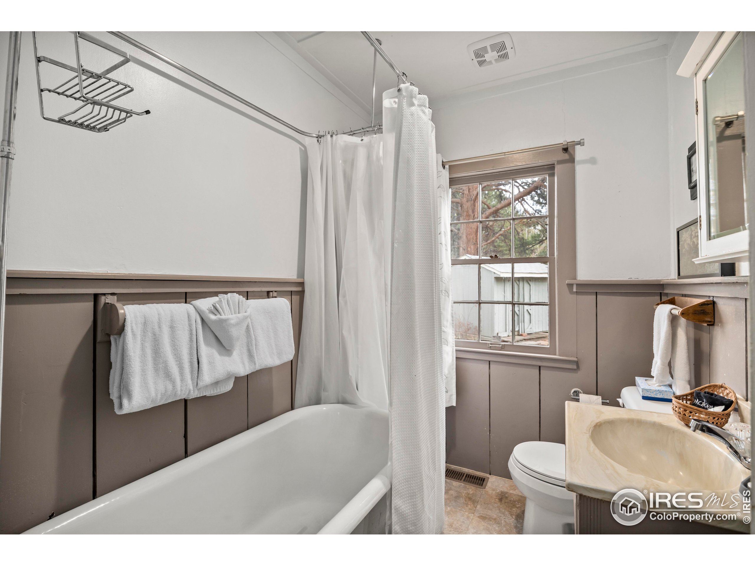 1575 Lower Broadview Rd