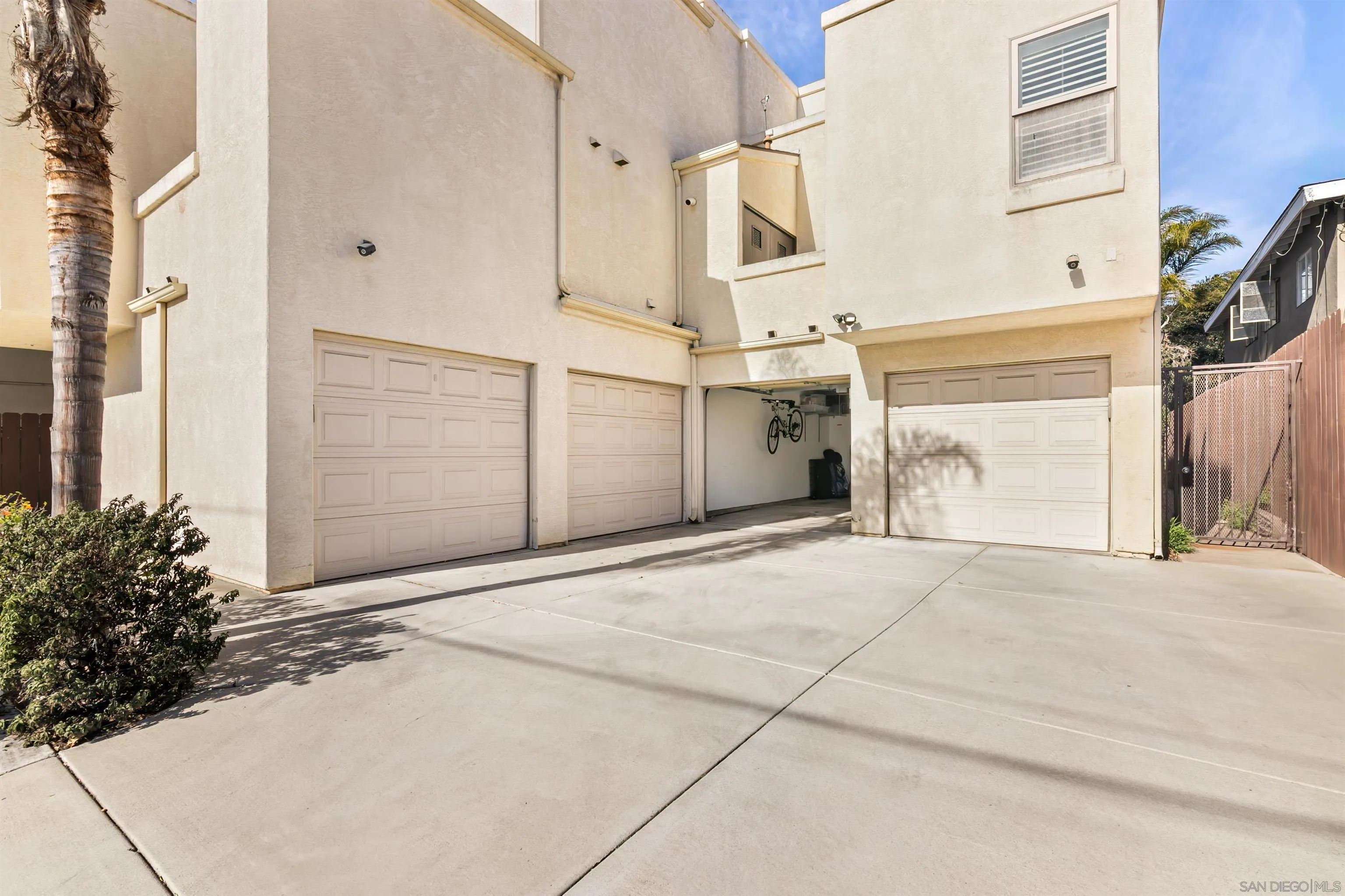 1369 Hornblend St