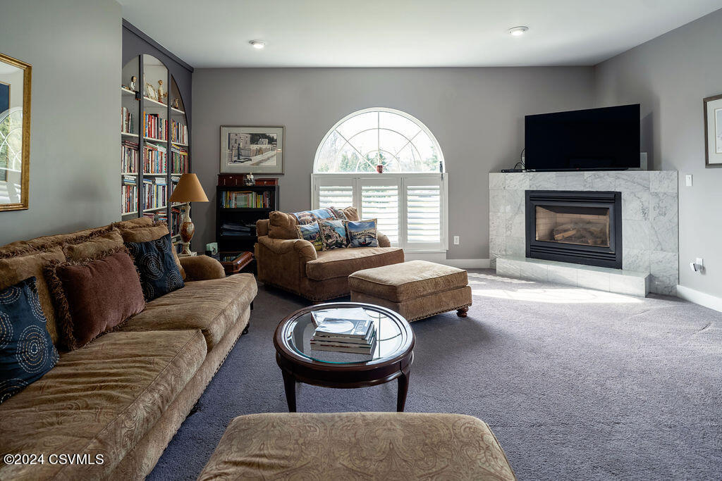 1096 STEIN Lane