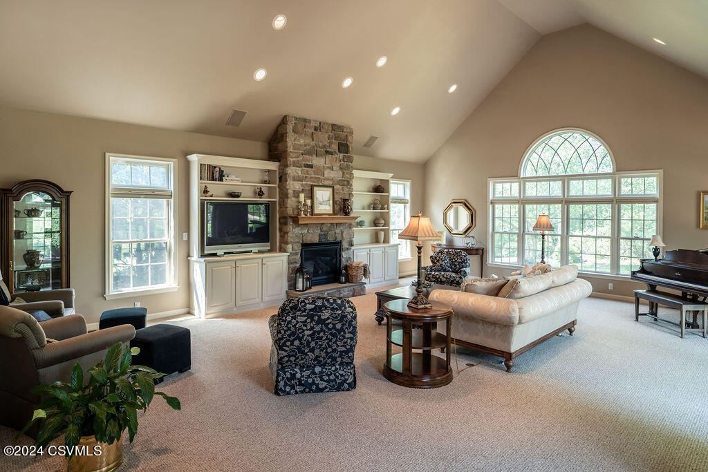 100 GOLFVIEW Drive