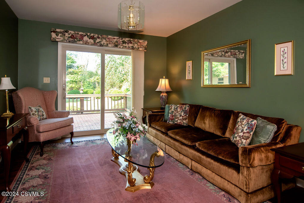 100 GOLFVIEW Drive