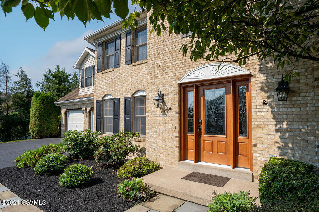 100 GOLFVIEW Drive