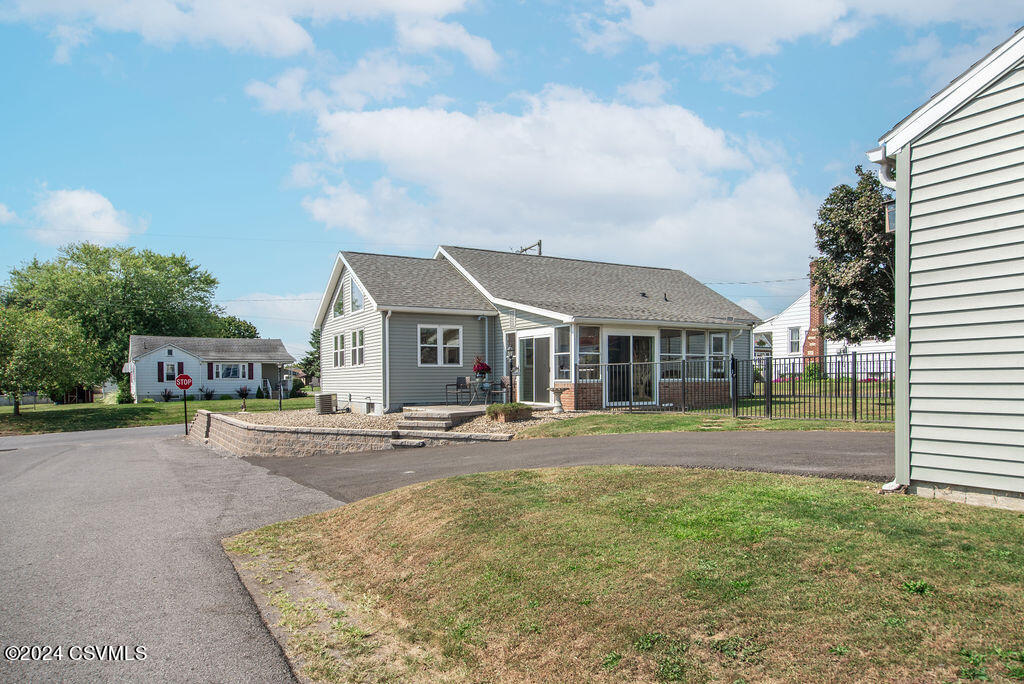 6 W 11TH Avenue