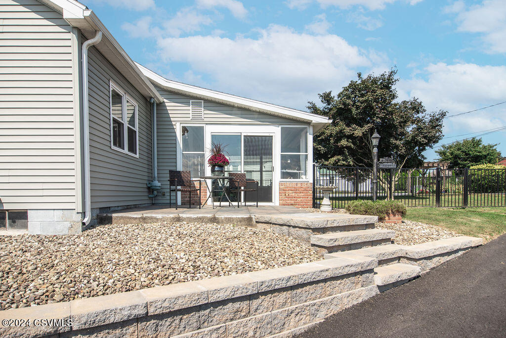 6 W 11TH Avenue
