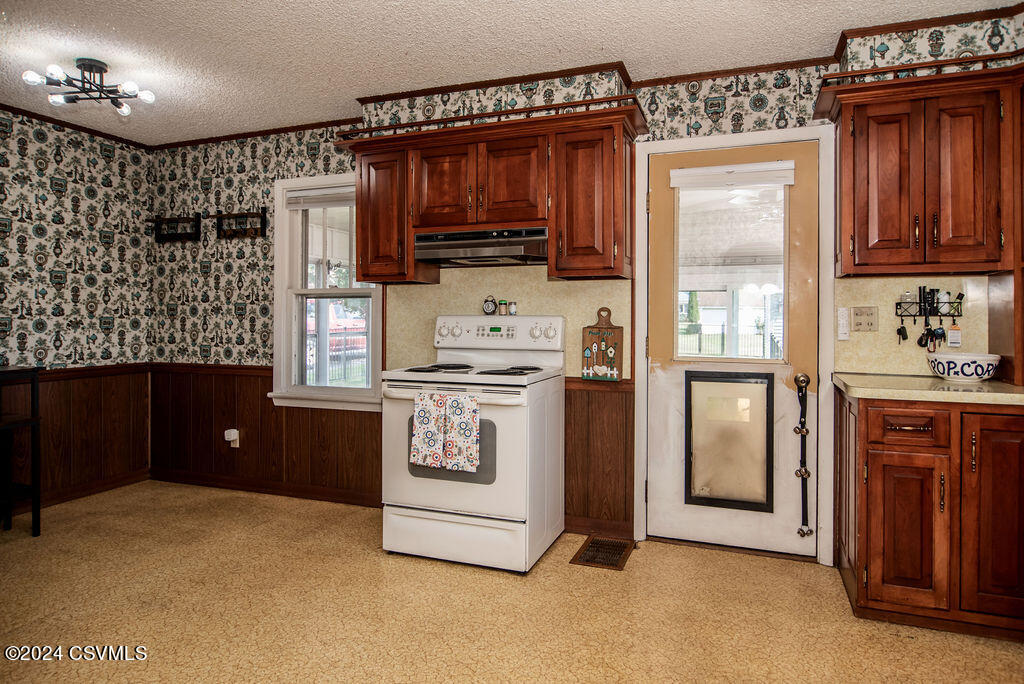 6 W 11TH Avenue