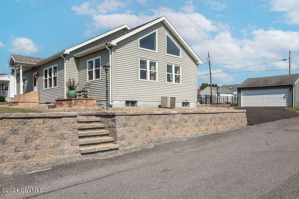 6 W 11TH Avenue