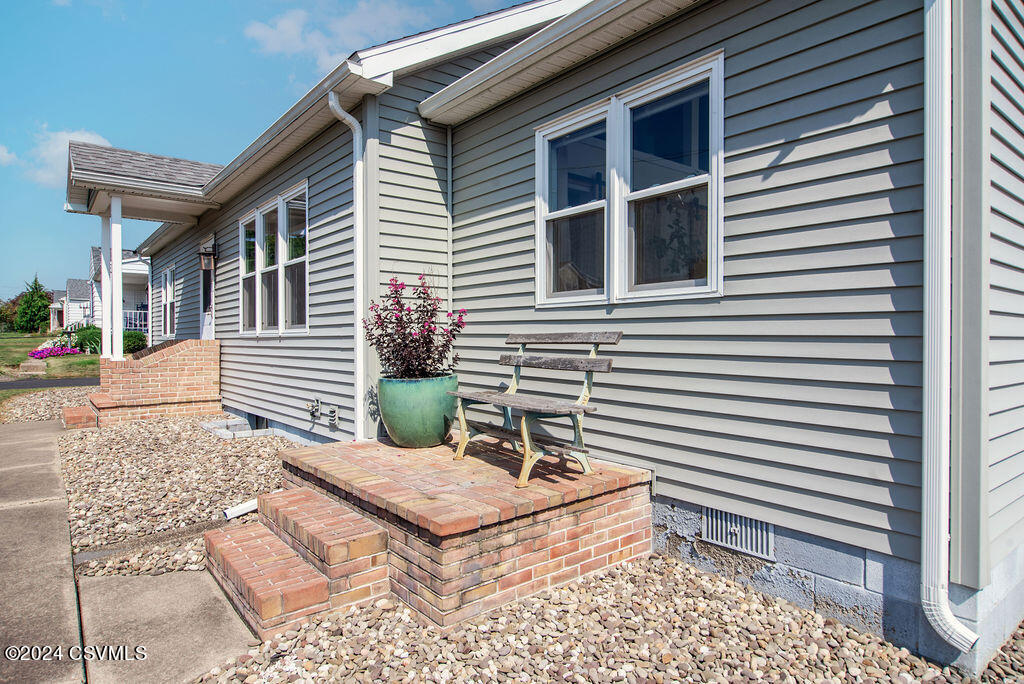 6 W 11TH Avenue