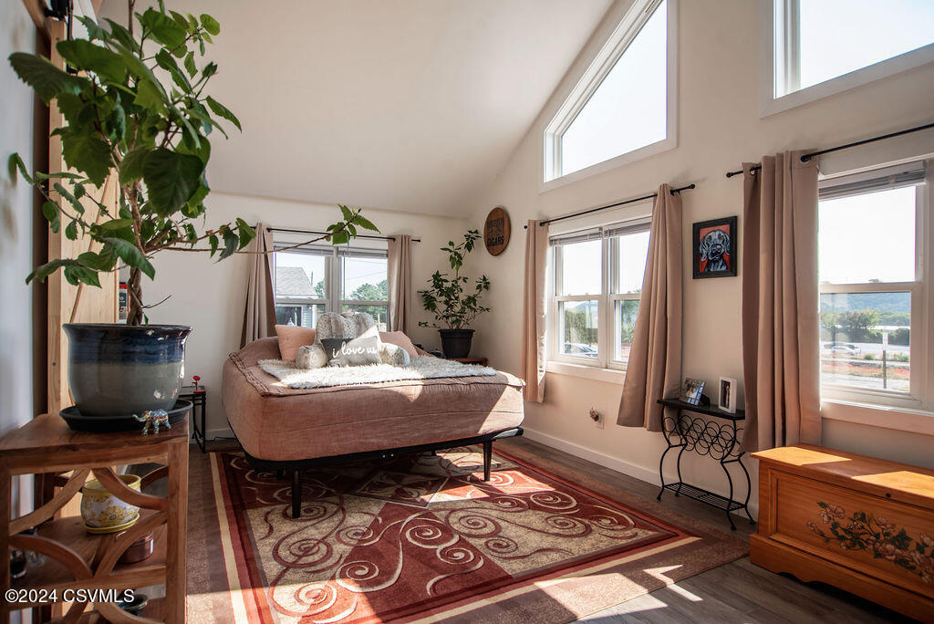 6 W 11TH Avenue